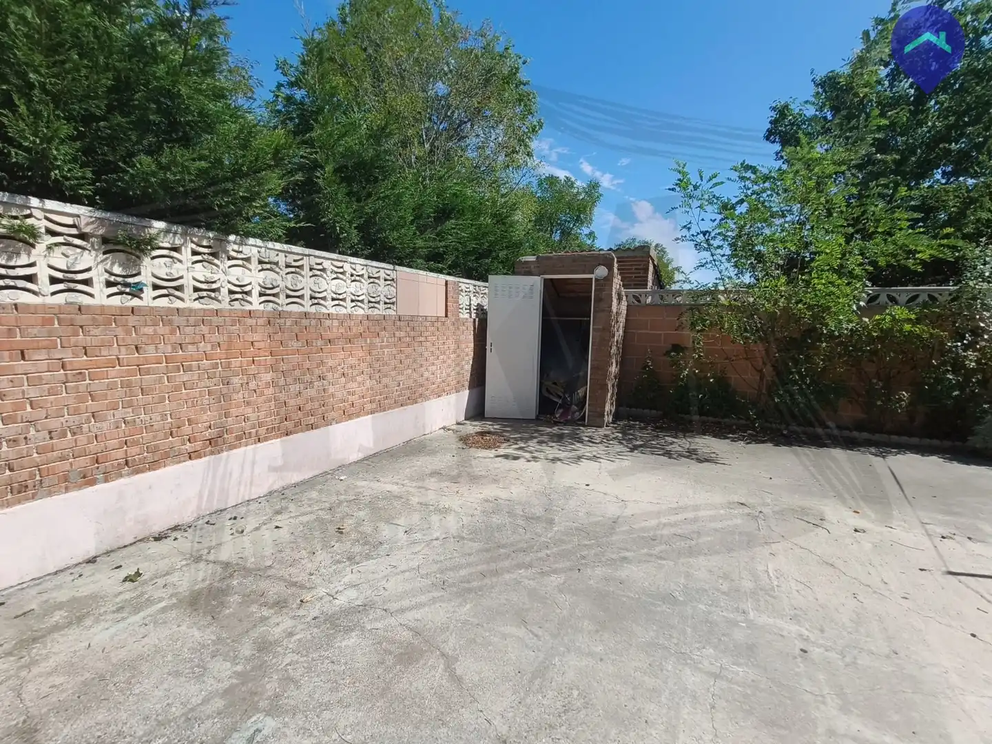 Vista exterior de Casa o chalet en venta en Villanueva de la Torre con Jardín privado, Trastero y Alarma