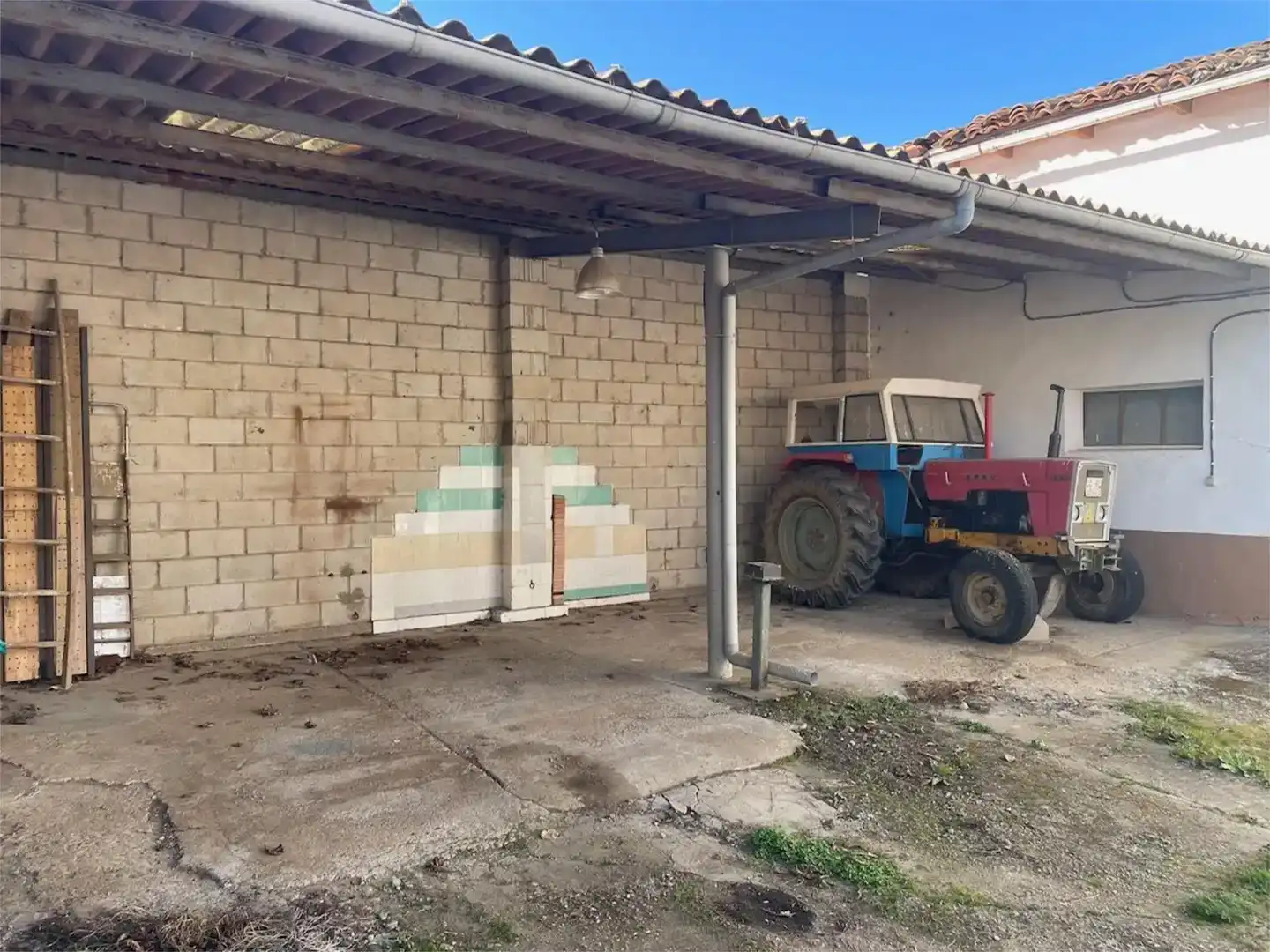 Parking of Flat for sale in Gradefes  with Parquet flooring and Furnished