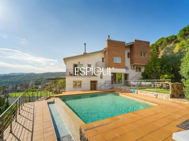 Maison mitoyenne avec balcon à vendre à Senyors de Fivallers