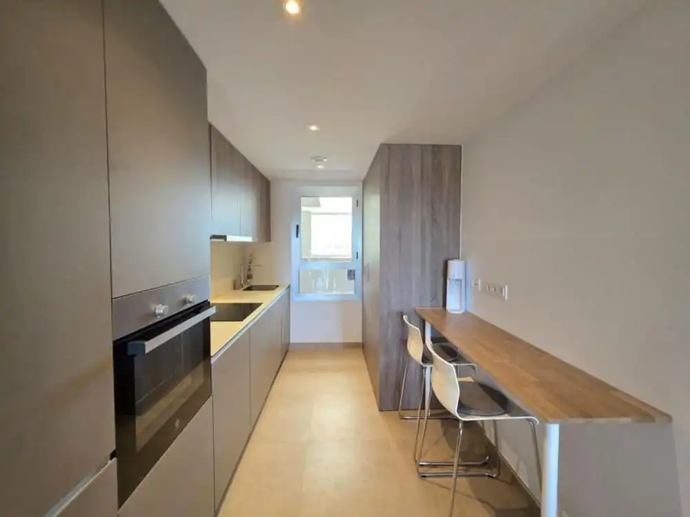 Cuina de Apartament de lloguer en Estepona amb Aire condicionat, Terrassa i Piscina