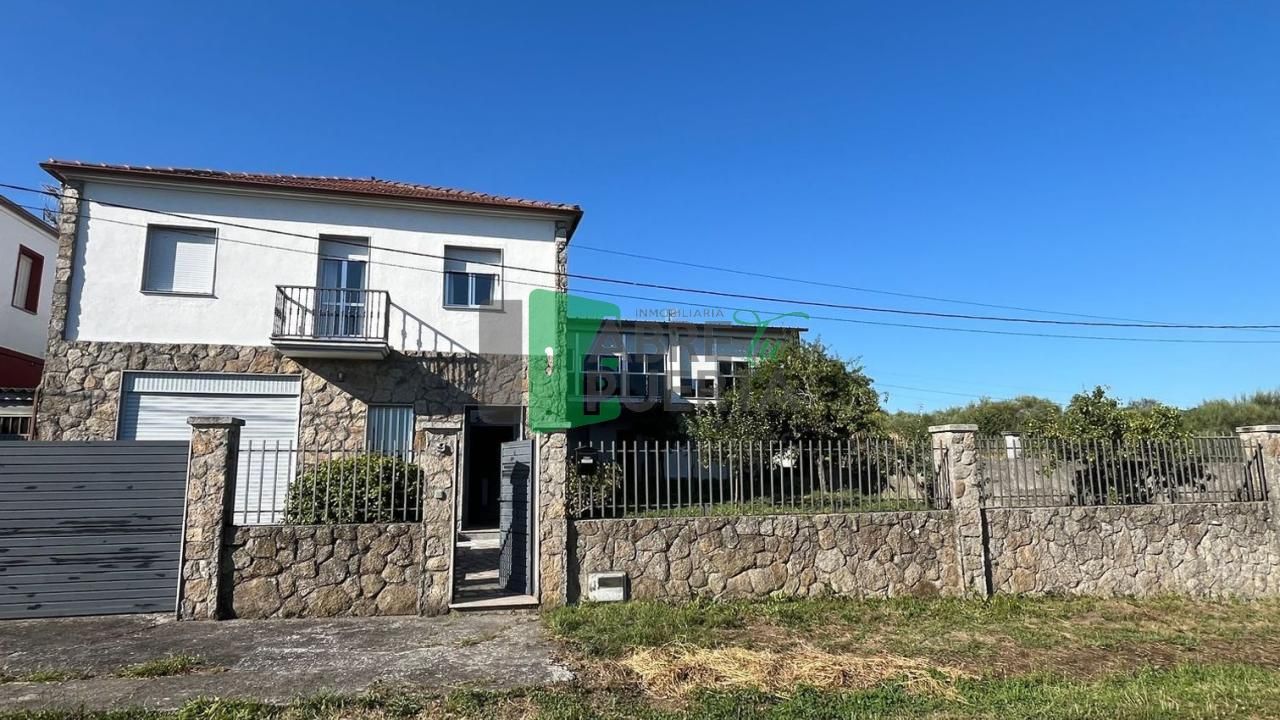Vista exterior de Casa o xalet en venda en Xunqueira de Ambía amb Calefacció i Jardí privat