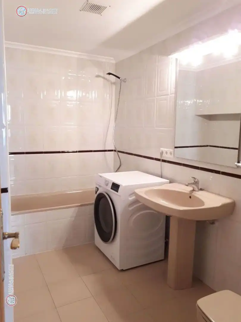Baño de Apartamento de alquiler en Albacete con Calefacción y Trastero