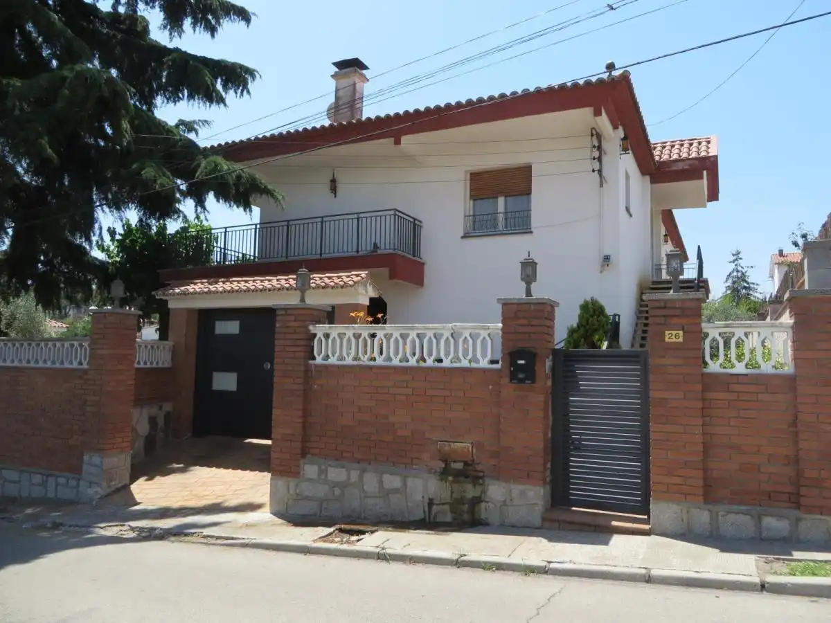 Vista exterior de Casa adosada en venda en Lliçà d'Amunt amb Piscina comunitària
