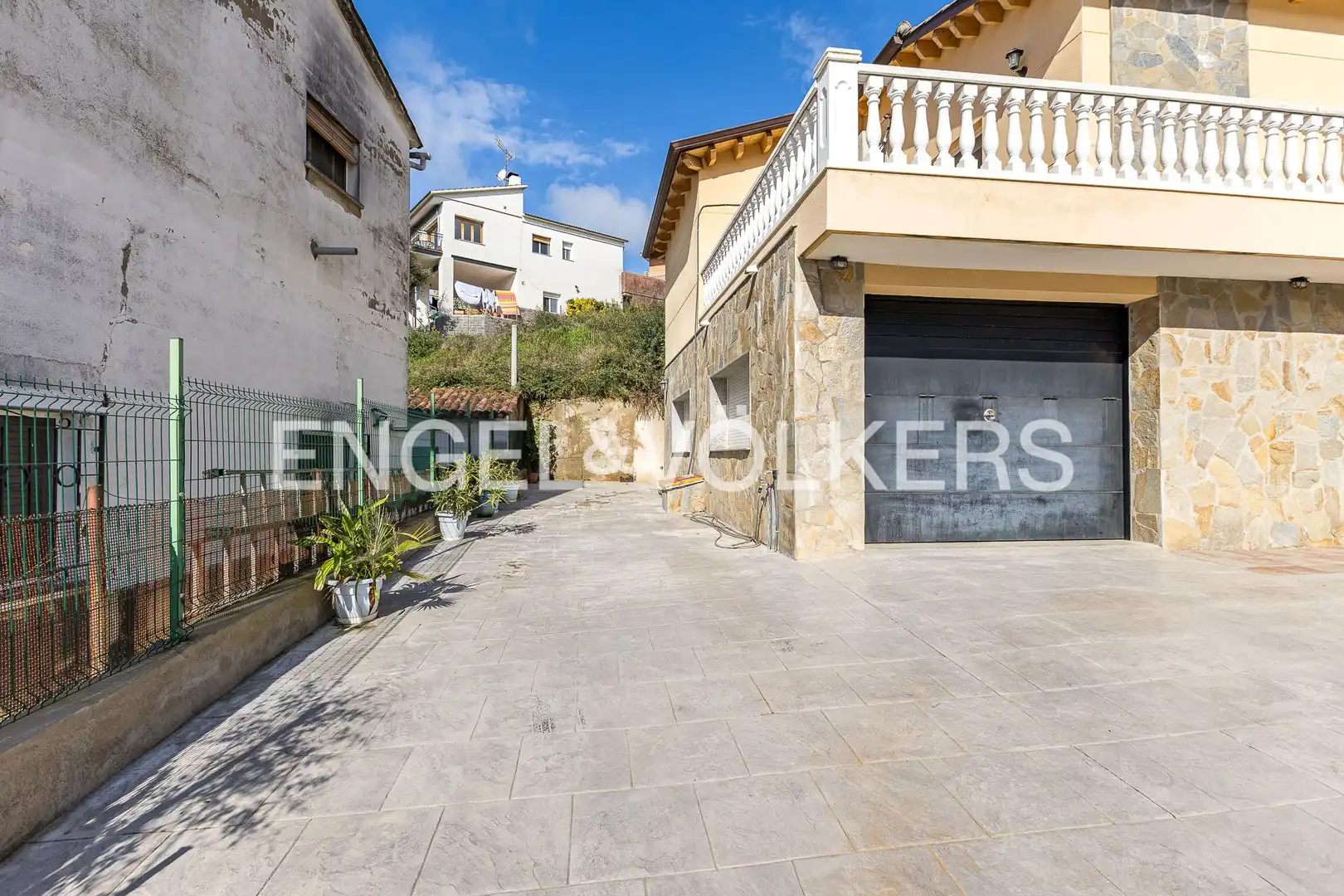 Vista exterior de Casa o xalet en venda en Rubí amb Calefacció, Jardí privat i Parquet