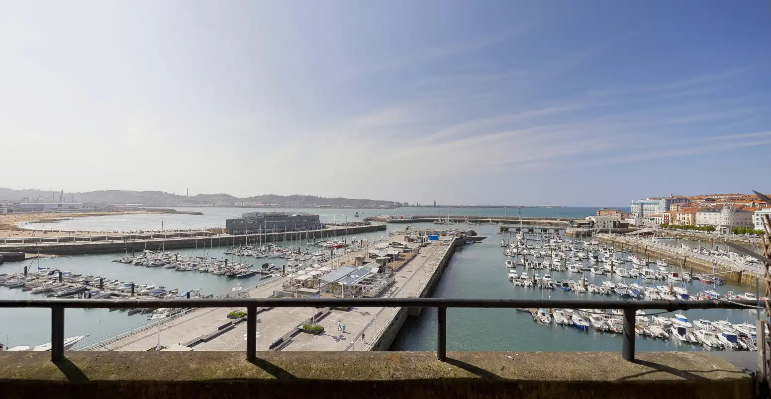Aparcament de Pis en venda en Gijón  amb Calefacció, Parquet i Terrassa