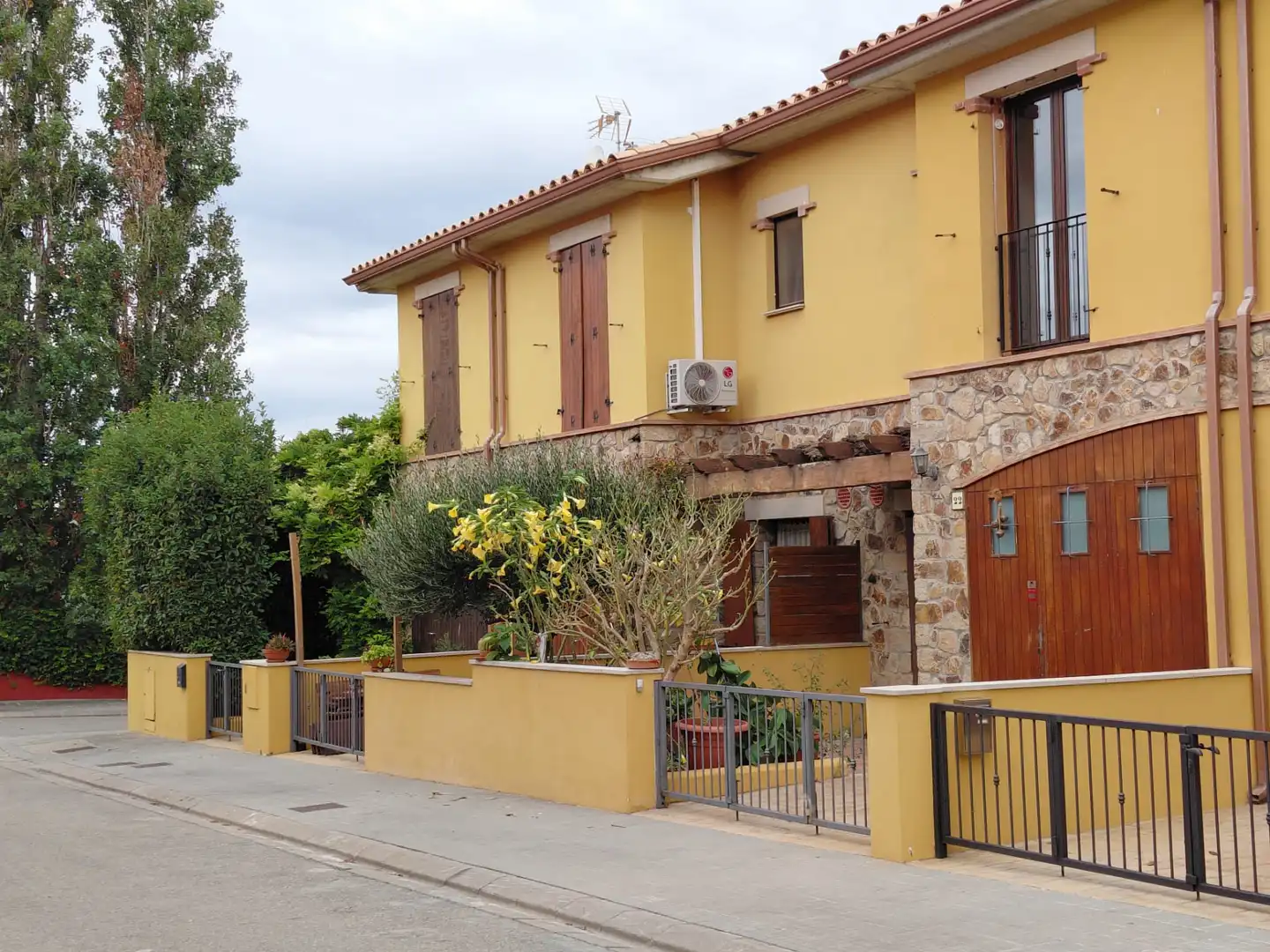 Adossat amb terrassa en venda a Carrer de Can Vinyes 22
