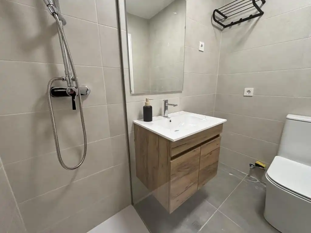 Bany de Estudi de lloguer en Madrid amb Aire condicionat, Moblat i Piscina comunitària