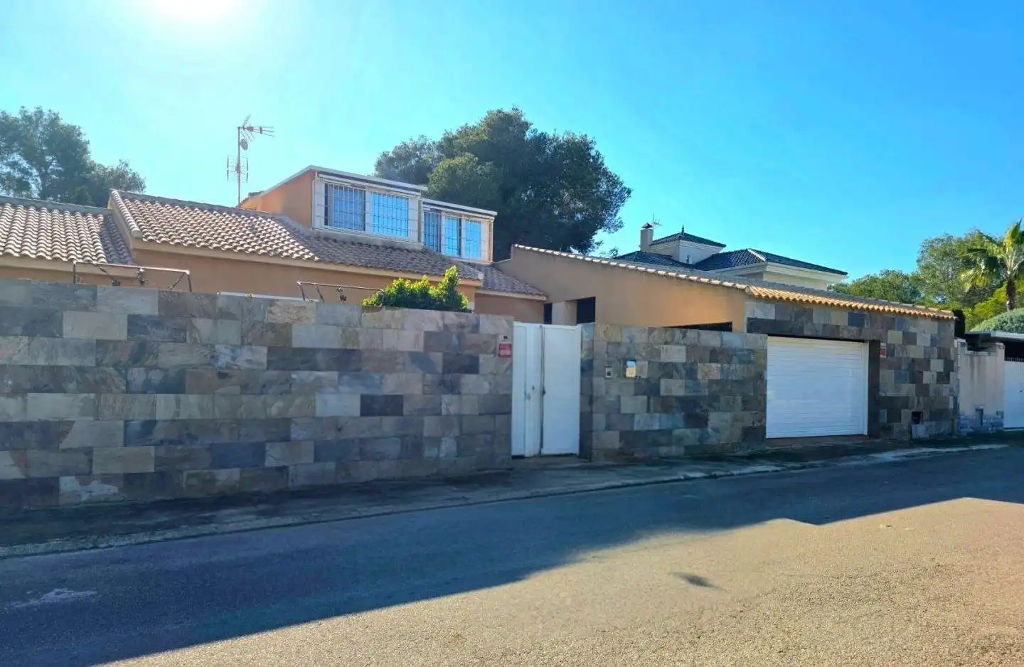 Vista exterior de Finca rústica en venda en Orihuela amb Jardí privat, Piscina i Piscina comunitària