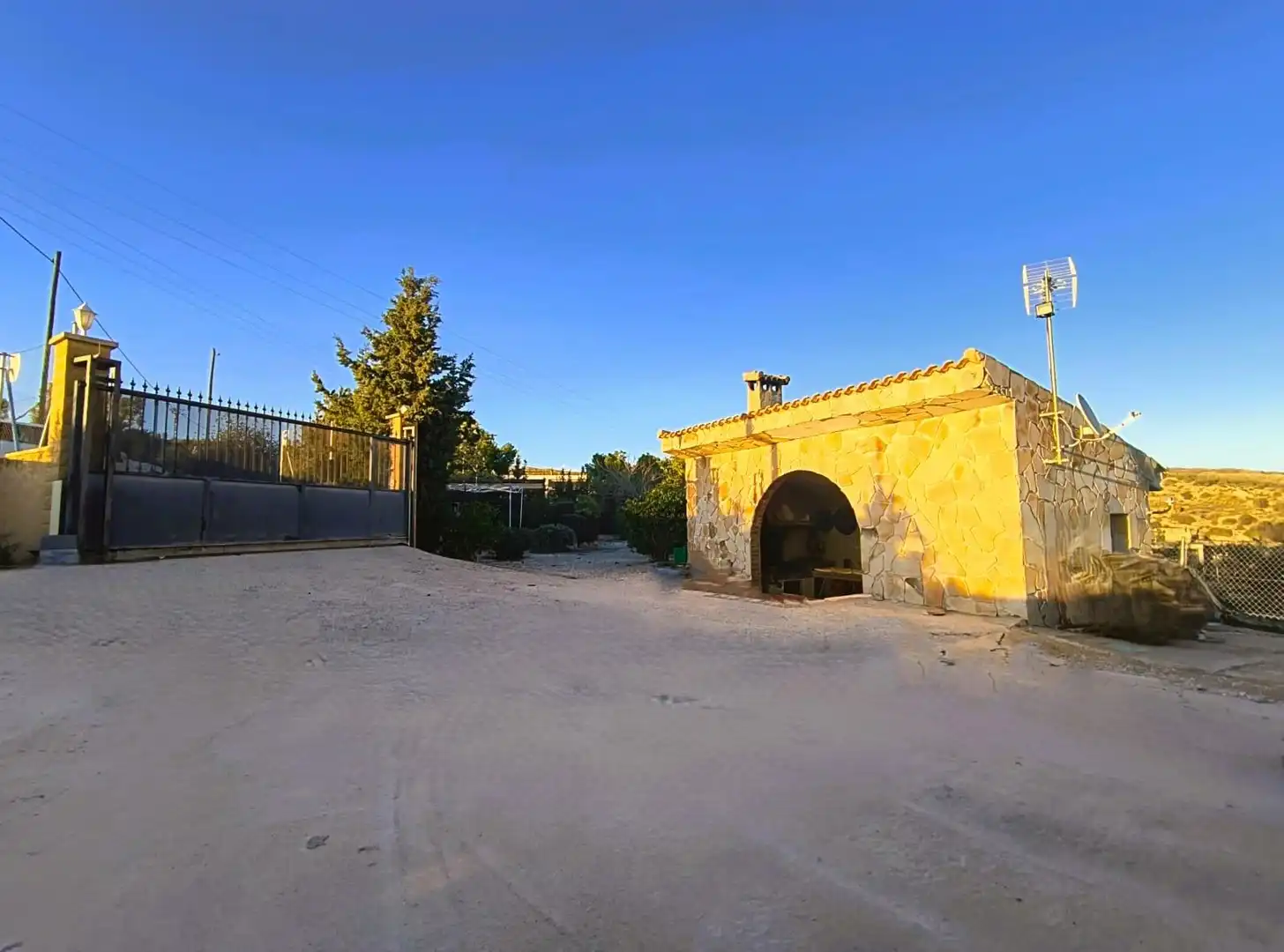 Vista exterior de Casa o xalet en venda en Crevillent amb Aire condicionat, Jardí privat i Traster