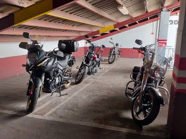 Moto de lloguer a Calle Álvaro de Bazán 4