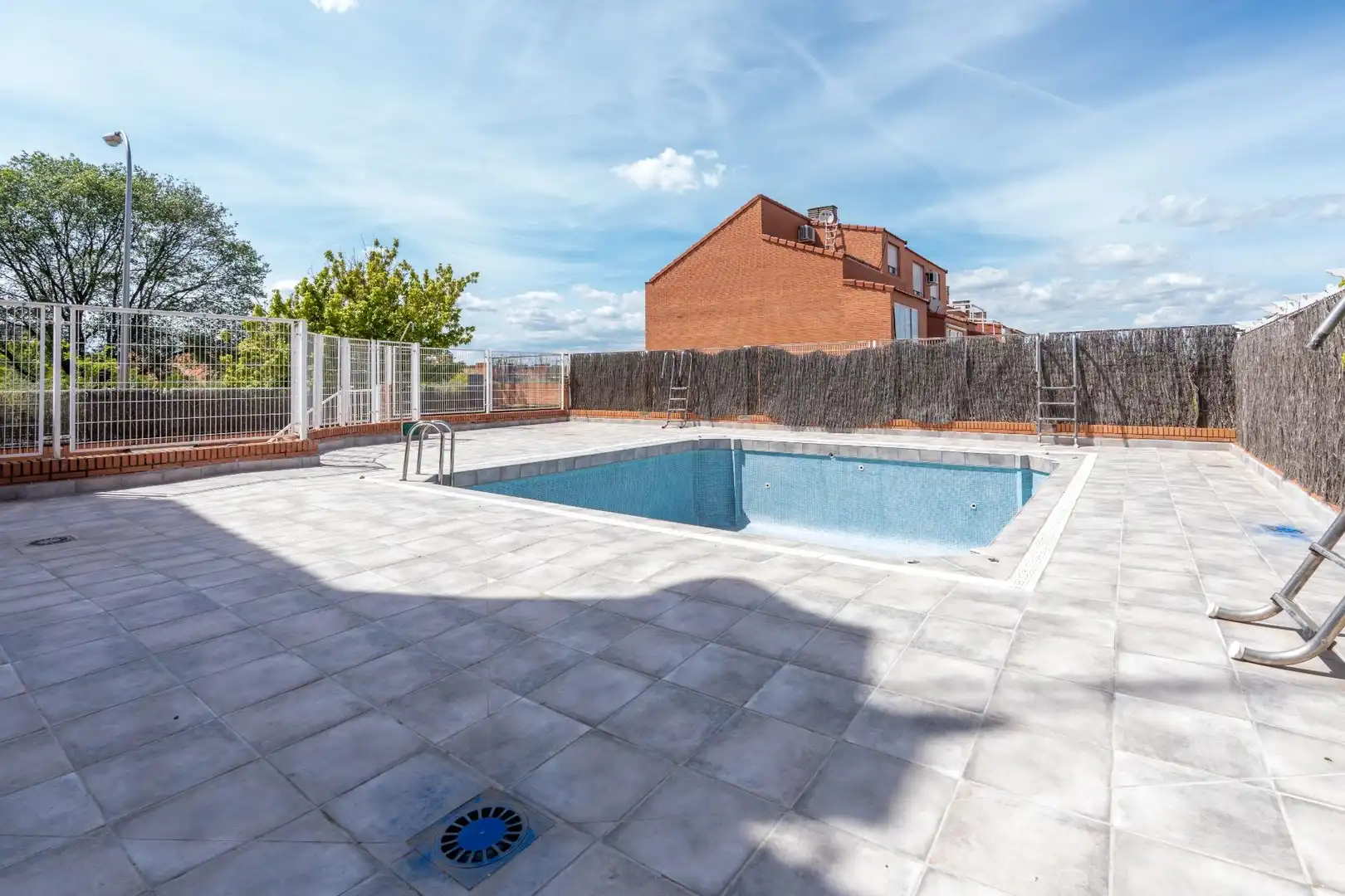 Piscina de Casa adosada en venda en Madrid amb Aire condicionat, Calefacció i Jardí privat