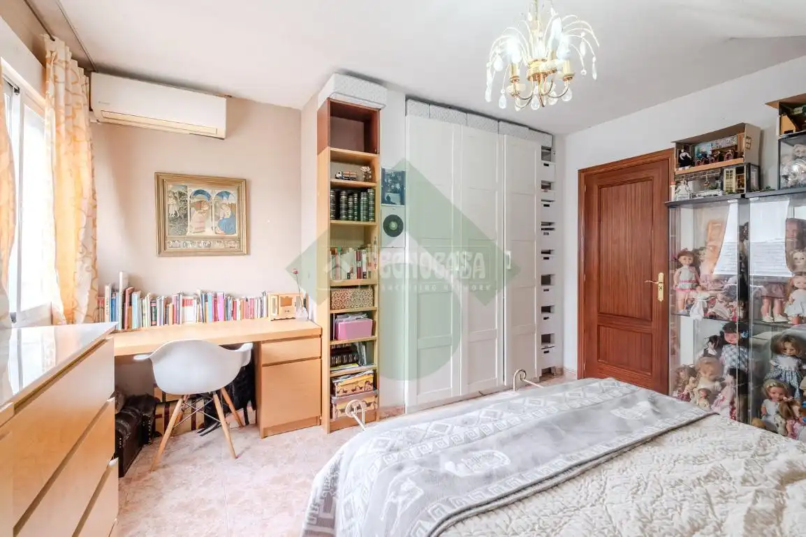 Habitación de Casa adosada en venta en Serranillos del Valle con Calefacción y Jardín privado