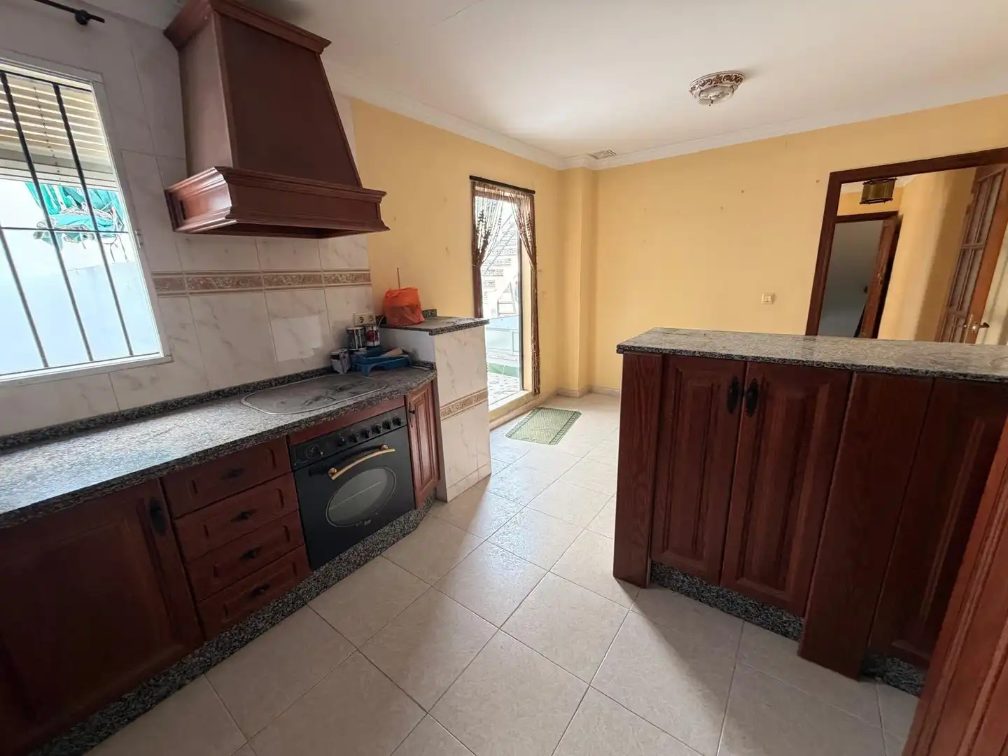 Cuina de Casa o xalet en venda en Morón de la Frontera amb Terrassa i Balcó