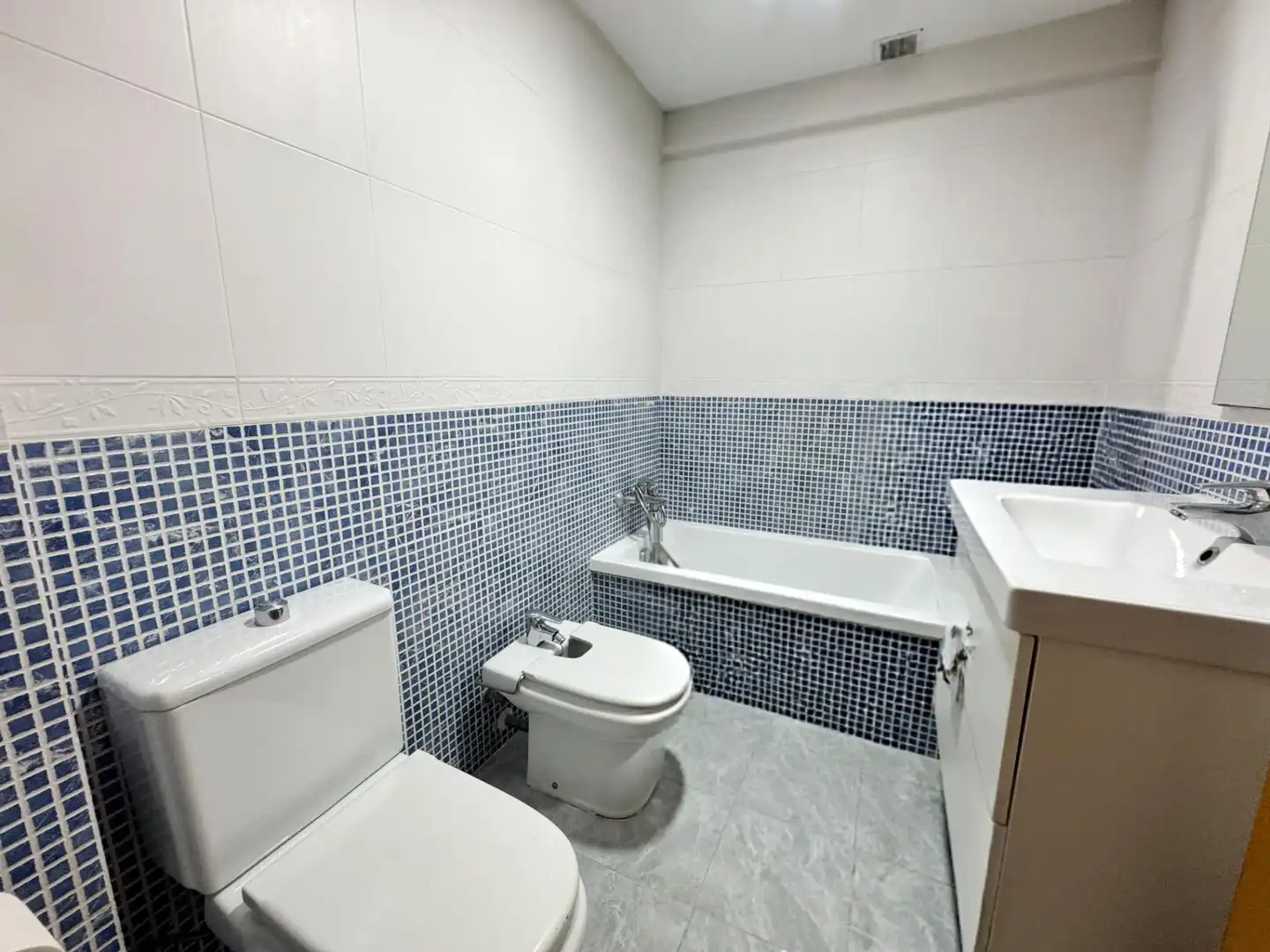 Baño de Piso en venta en Castelldefels con Aire acondicionado, Jardín privado y Amueblado