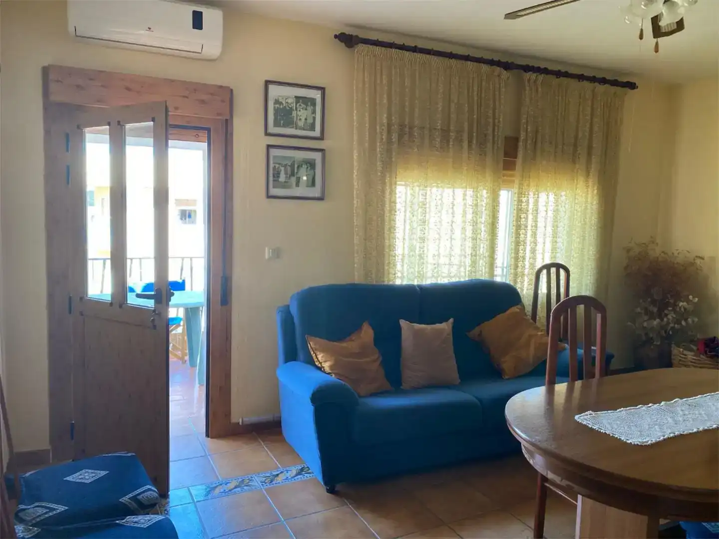 Sala d'estar de Casa o xalet en venda en Valencia de Alcántara amb Aire condicionat i Balcó