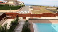 Piscina de Casa adosada en venda en Barrika amb Calefacció, Jardí privat i Terrassa