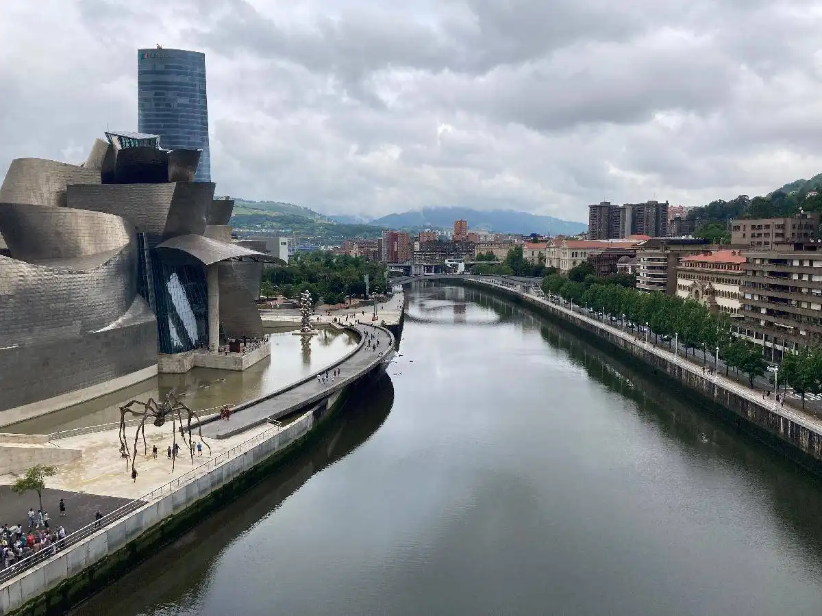 Vista exterior de Pis en venda en Bilbao  amb Calefacció i Traster
