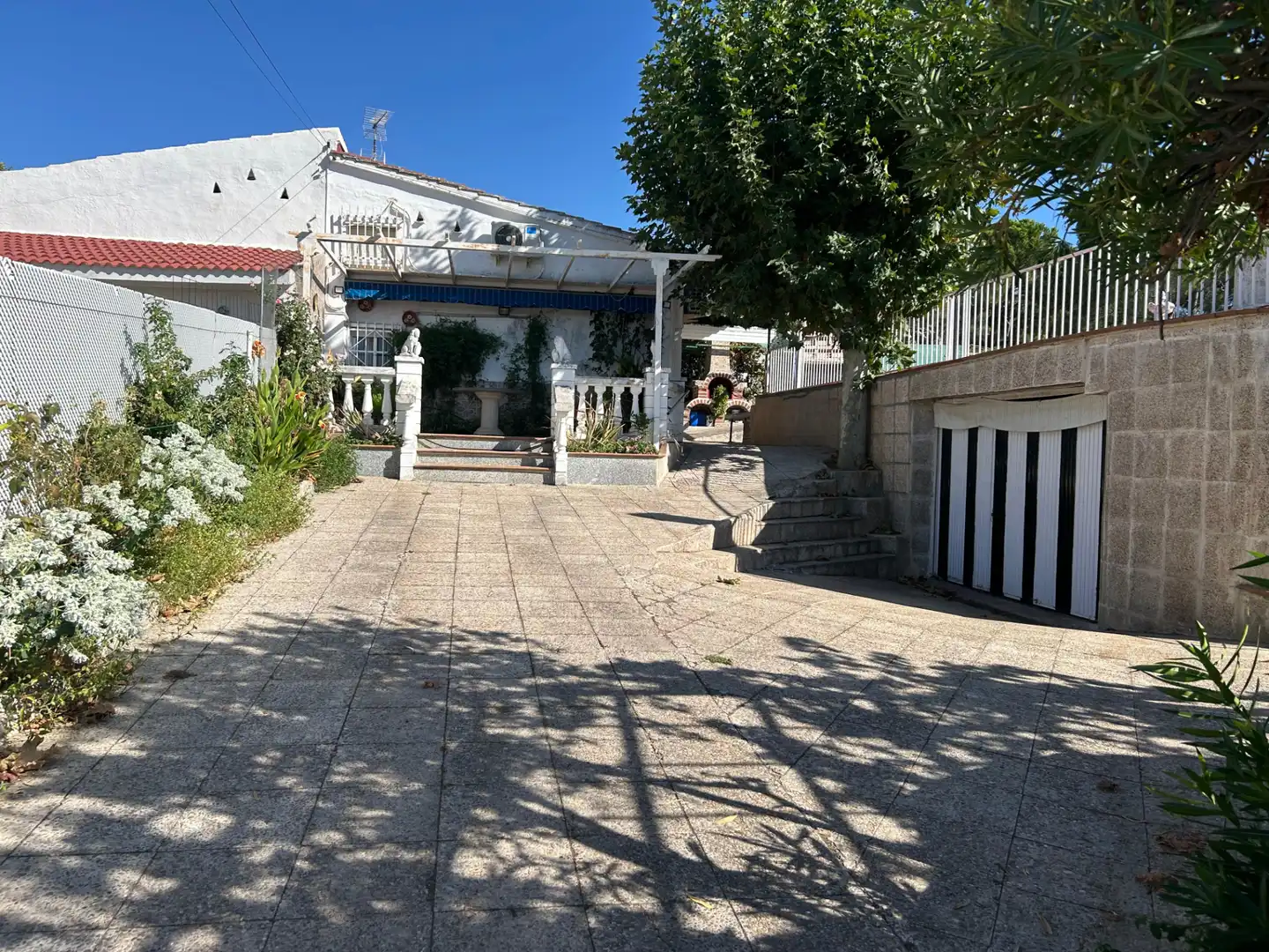 Außenansicht von Einfamilien-Reihenhaus zum Verkauf in Santa Cruz del Retamar mit Klimaanlage, Heizung und Privatgarten
