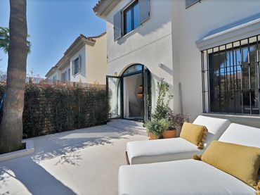 Casa pareada con balcón en venta en Nueva Andalucía