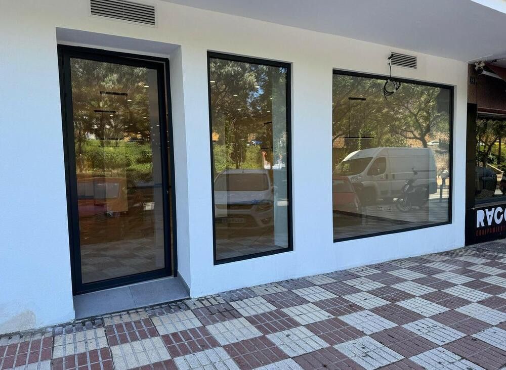 Vista exterior de Local en venda en Marbella amb Aire condicionat