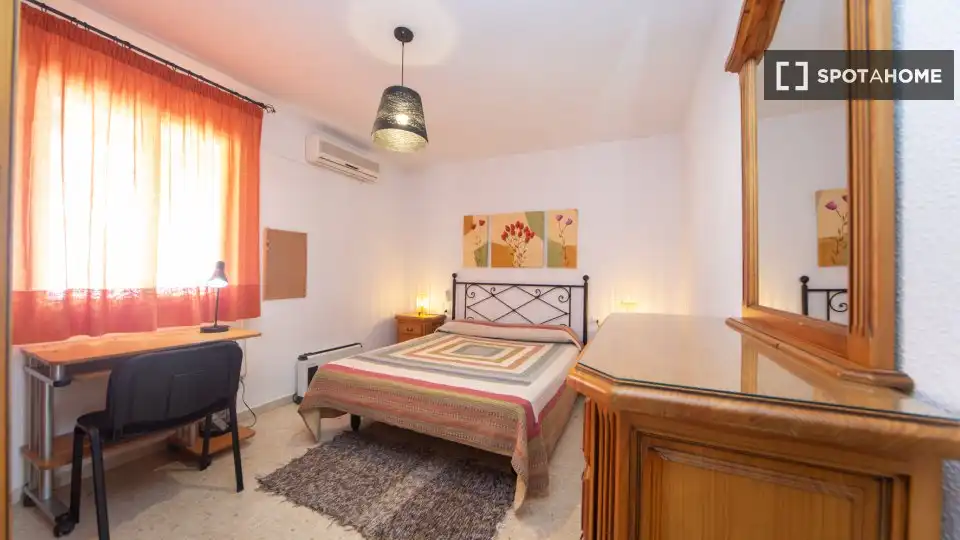 Habitación de Piso de alquiler en Granada con Aire acondicionado, Calefacción y Amueblado