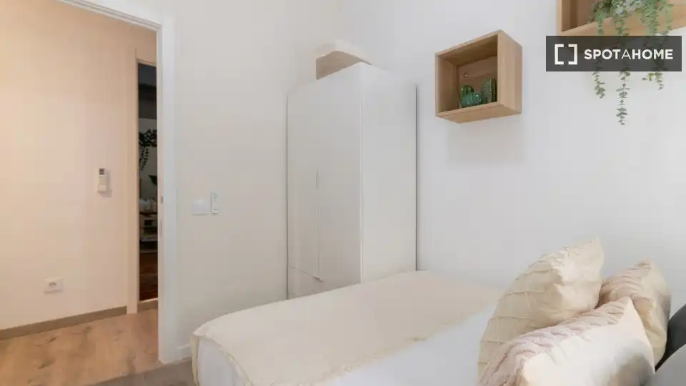 Bedroom of Flat for share in Barcelona  with Air Conditioner, Heating and Terrace