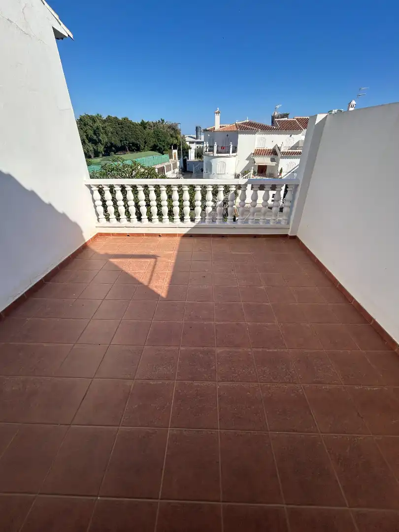 Terrassa de Casa adosada en venda en Vélez-Málaga amb Aire condicionat, Calefacció i Jardí privat