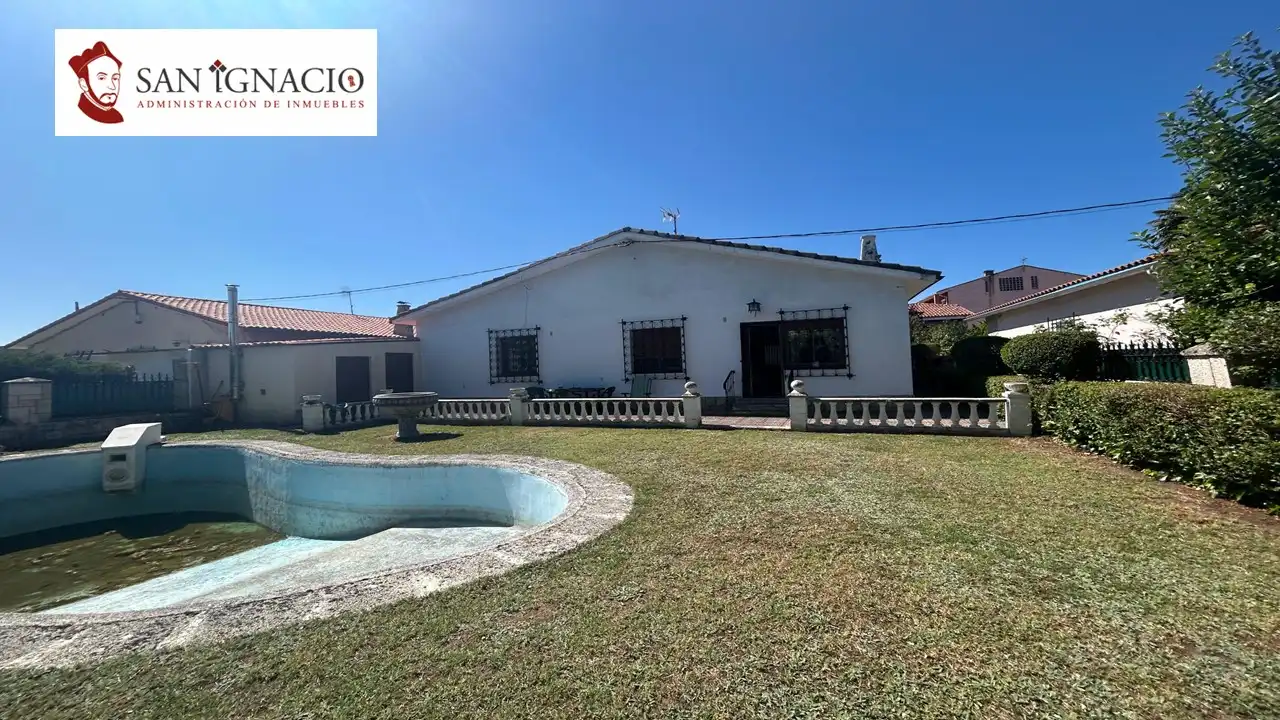 Vista exterior de Casa o chalet en venta en Villarcayo de Merindad de Castilla la Vieja con Calefacción, Jardín privado y Piscina