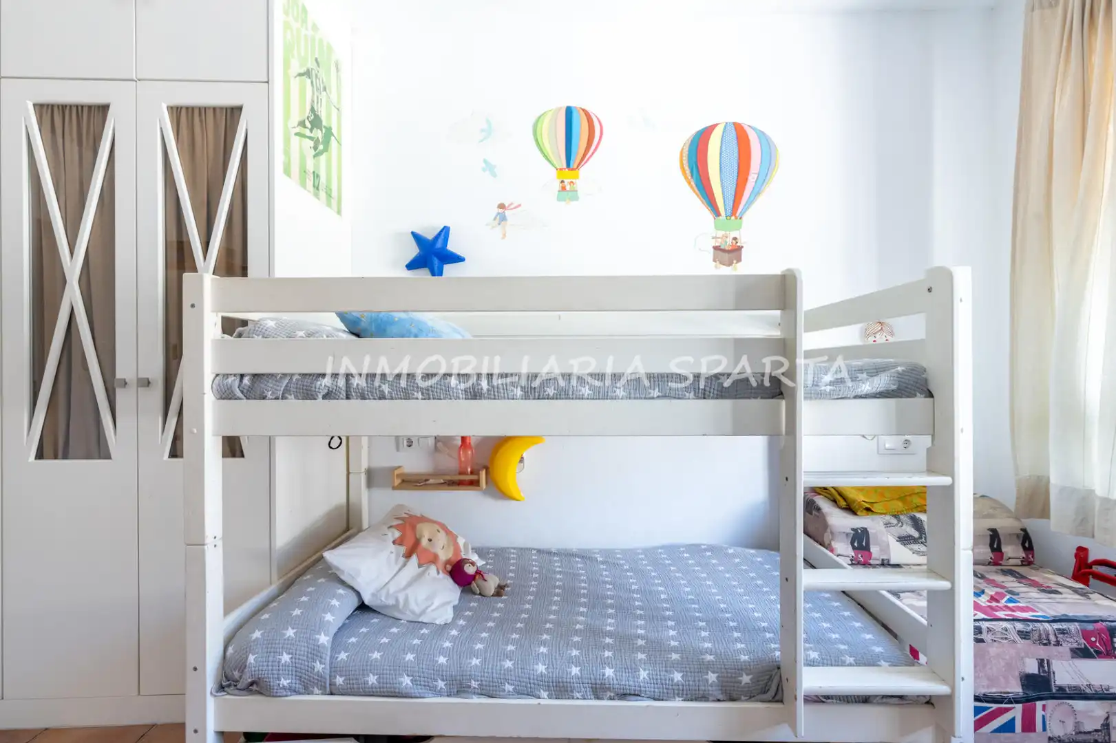 Habitación de Casa adosada en venta en Gelves con Terraza, Horno y Lavadora