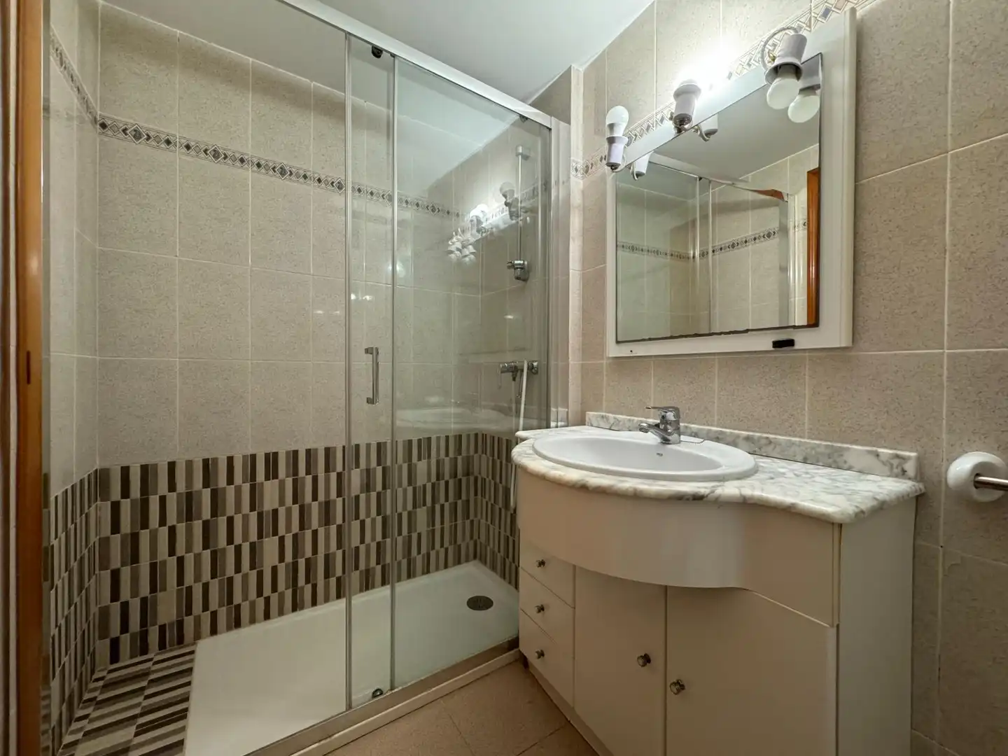 Bany de Apartament en venda en Oropesa del Mar / Orpesa amb Terrassa, Moblat i Piscina comunitària