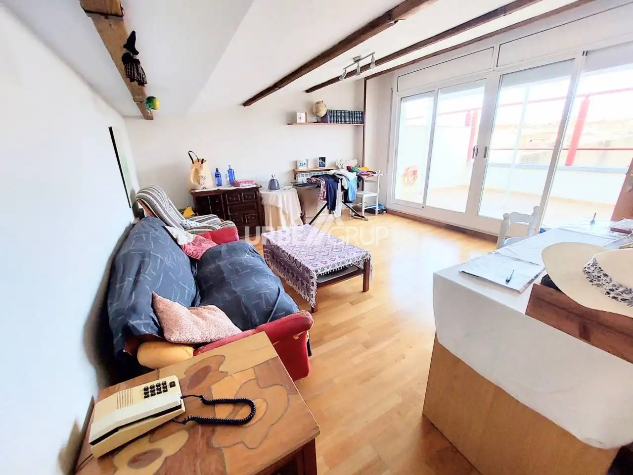 Sala d'estar de Casa o xalet en venda en Terrassa amb Calefacció i Alarma