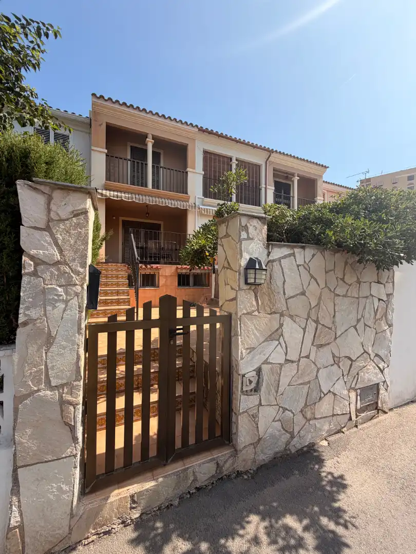 Vista exterior de Casa adosada de lloguer en Benicasim / Benicàssim amb Jardí privat, Terrassa i Traster