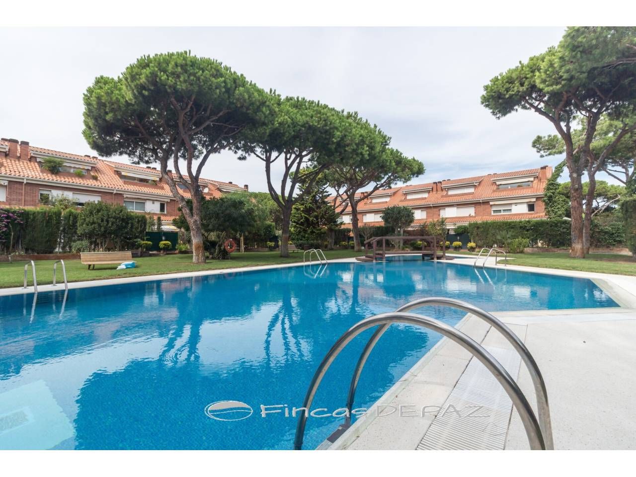 Piscina de Casa adosada en venda en Gavà amb Aire condicionat, Calefacció i Jardí privat