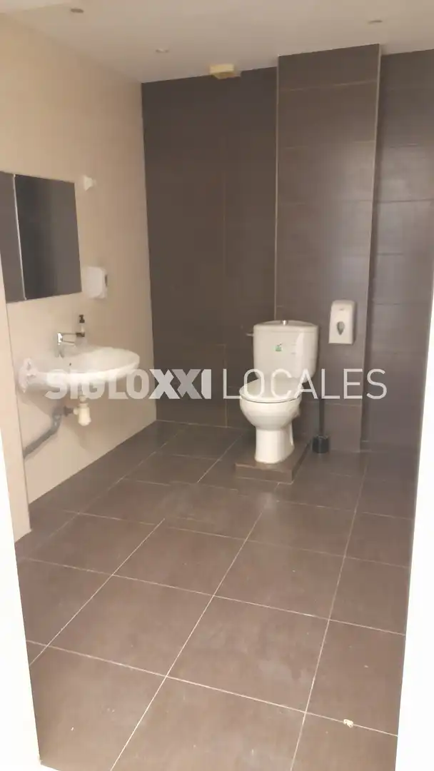 Baño de Local en venta en Barcelona con Aire acondicionado