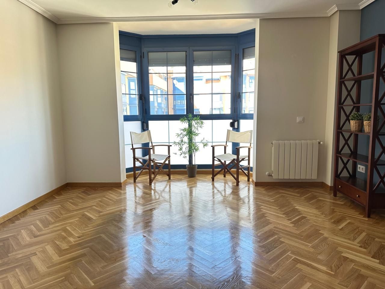 Living room of Flat to rent in  Madrid Capital  with Air Conditioner, Heating and Parquet flooring