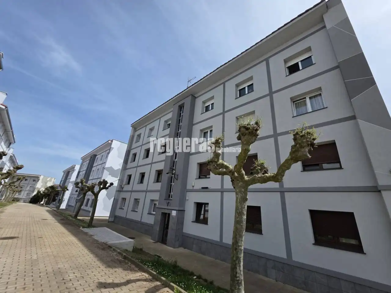 Vista exterior de Pis en venda en Avilés amb Calefacció