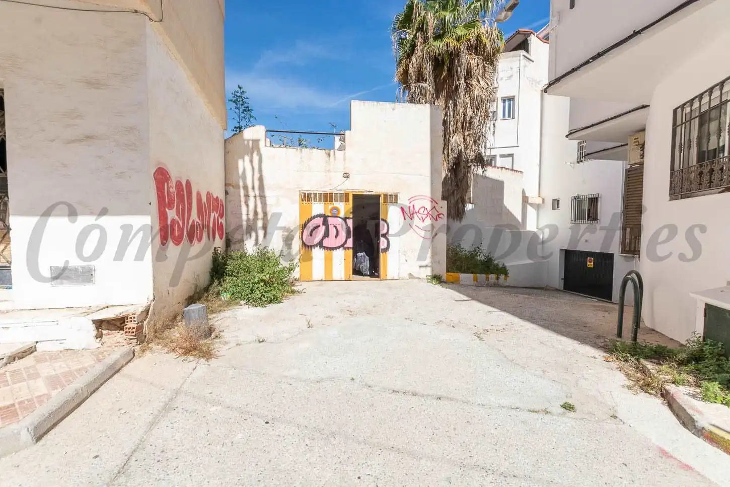 Vista exterior de Casa o xalet en venda en Nerja amb Jardí privat, Terrassa i Balcó