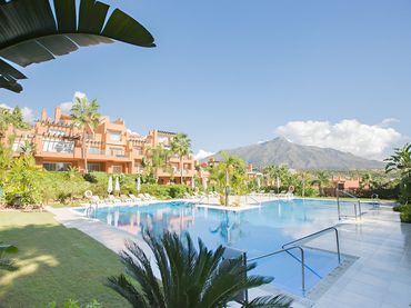 Baixos amb piscina en venda a Nueva Andalucía