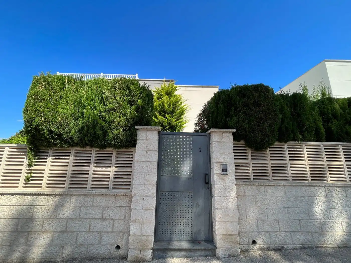 Vista exterior de Casa o xalet en venda en L'Alfàs del Pi amb Aire condicionat, Jardí privat i Terrassa