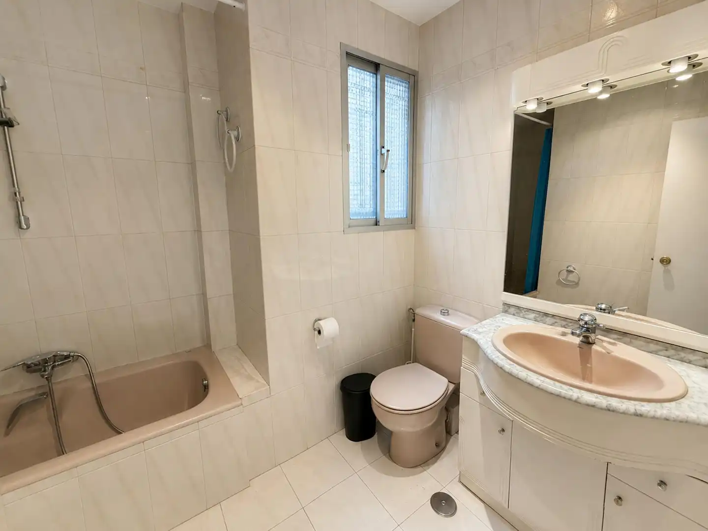 Baño de Piso de alquiler en Madrid con Calefacción, Amueblado y Lavadora