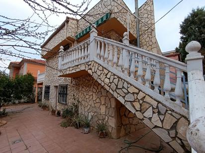 Vista exterior de Casa o xalet en venda en Linares amb Aire condicionat, Calefacció i Jardí privat