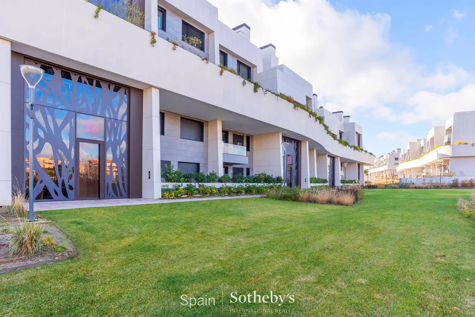 Vista exterior de Apartament de lloguer en Pozuelo de Alarcón amb Aire condicionat, Calefacció i Jardí privat