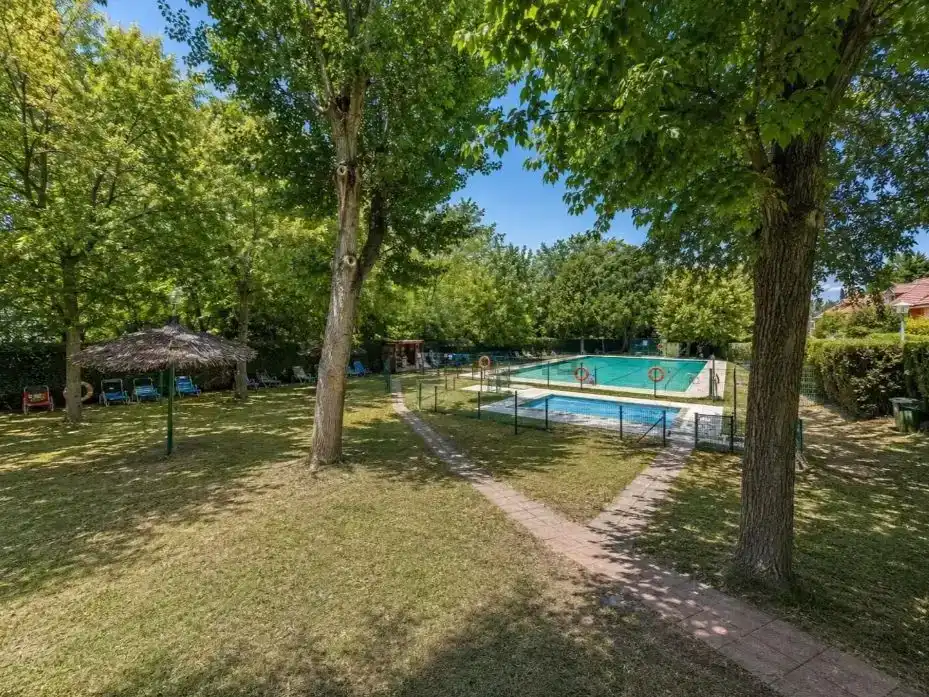 Piscina de Casa o xalet de lloguer en La Moraleja amb Aire condicionat, Jardí privat i Piscina