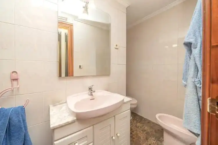 Baño de Piso en venta en Benidorm con Terraza, Amueblado y Piscina comunitaria