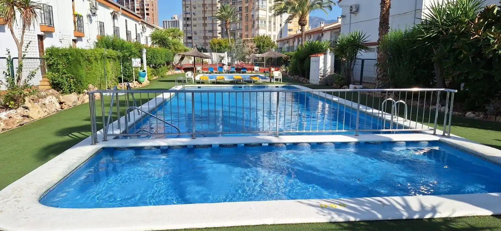 Casa aparellada amb piscina en venda a Rincón de Loix