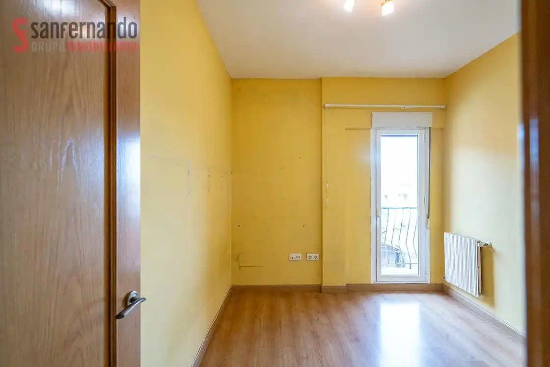 Habitación de Piso en venta en Torrelavega  con Calefacción y Balcón