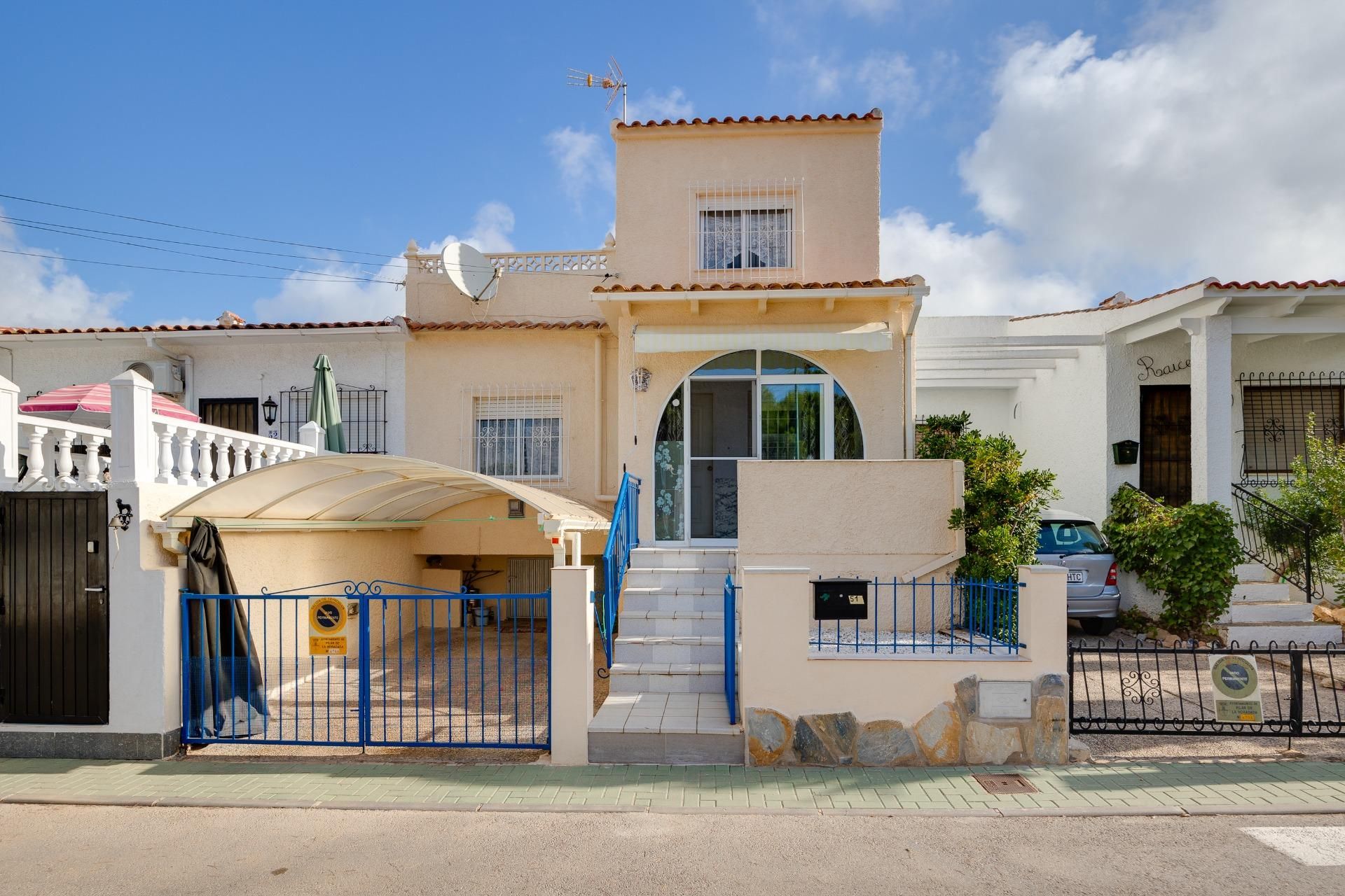 Exterior view of Single-family semi-detached for sale in Pilar de la Horadada  with Air Conditioner, Private garden and Terrace