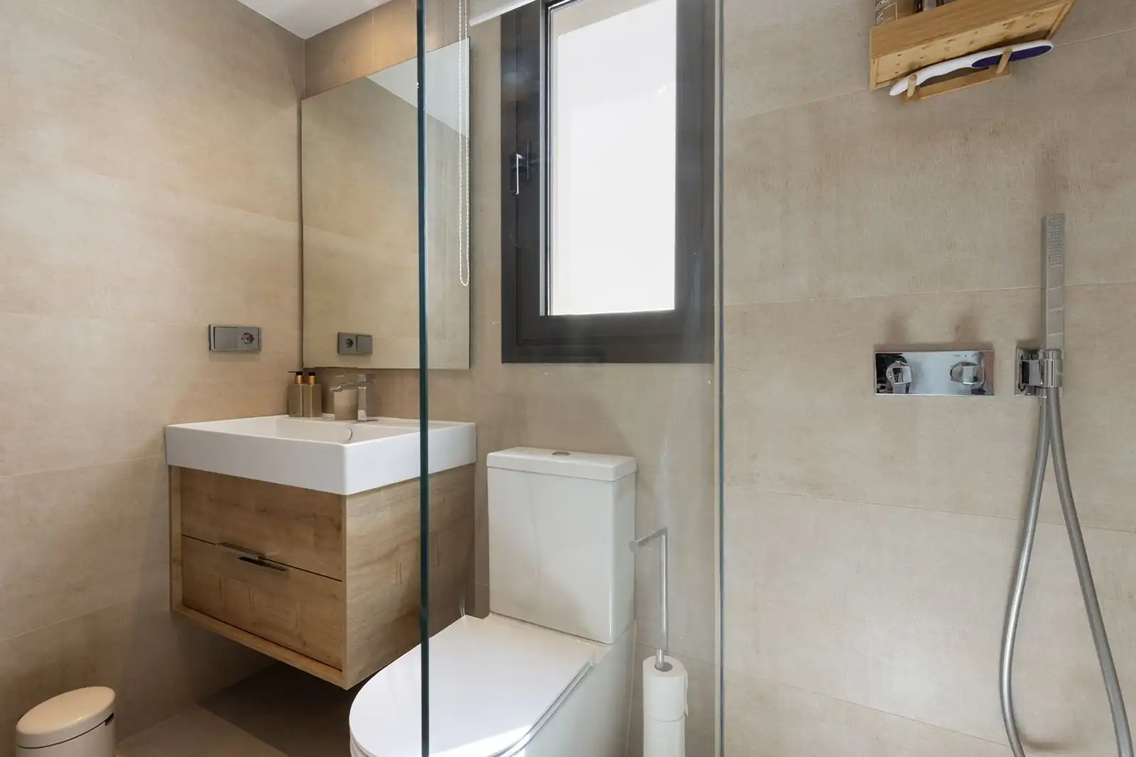 Bany de Apartament en venda en Casares amb Aire condicionat, Terrassa i Moblat