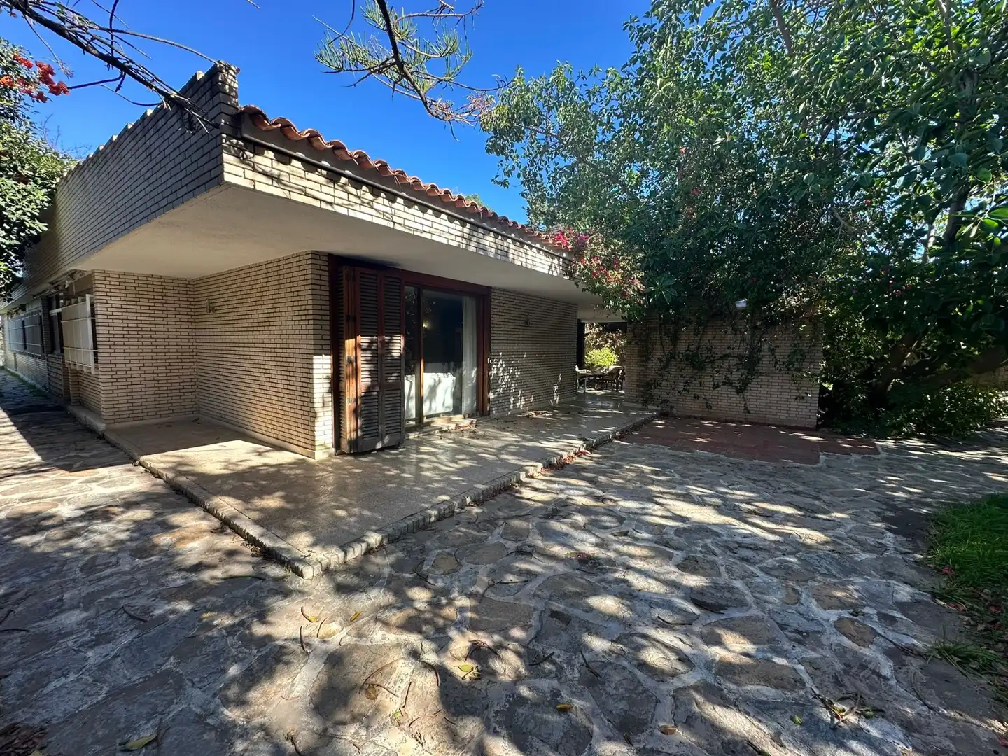Vista exterior de Casa o xalet en venda en Alicante / Alacant amb Jardí privat, Terrassa i Piscina