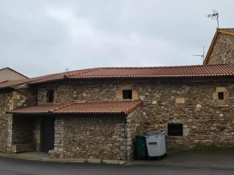 Vista exterior de Finca rústica en venda en La Robla  amb Parquet